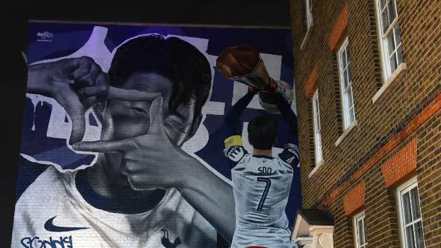 손흥민, 런던 한복판에 '태극기 세리머니' 대형 벽화 등장... 