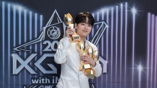 '2025 KGMA' 4관왕 이찬원, 시상식 비하인드 포토 눈길