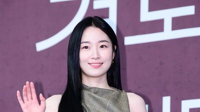 '경도를 기다리며' 제작발표회에서 원지안이 선택한 맥퀸(McQueen) 미디 드레스 눈길