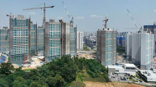 [직썰 2025결산] “버티는 곳만 남는다”…PF·원가 쇼크가 가른 냉혹한 ‘생존 게임’