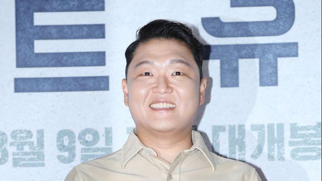 ‘수면제 대리 처방’ 싸이, 경찰 압수수색 받았다... “적극적으로 협조해” [공식]