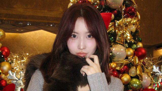 “이거 하나면 연말 룩 완성” 모모·장원영이 선택한 퍼 머플러 스타일링 3