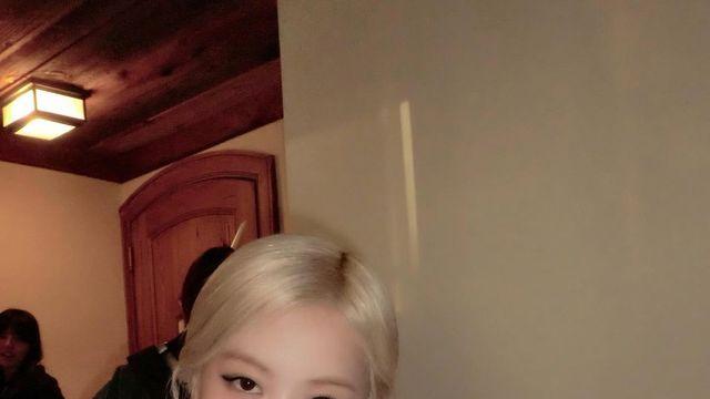 지수, 로제 포니테일만 따라 하면 연말에 미용실 안 가도 돼