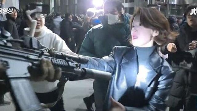 안귀령, '연출된 모습으로 총기 탈취' 주장에 