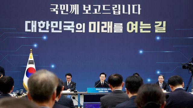 이 대통령 “공직자 책임감 갖고 일해 달라”...업무 정책 제안 쏟아내