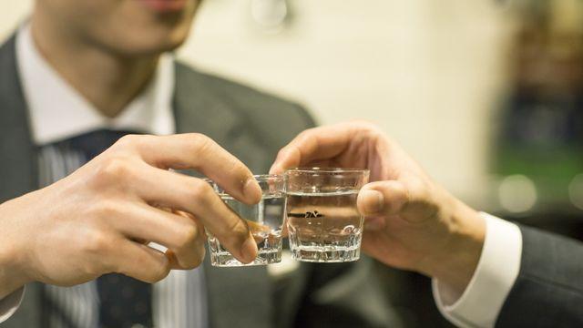 연말연시 잦은 술자리 후 복통, 단순 숙취 아닌 ‘급성 질환’ 위험 신호!