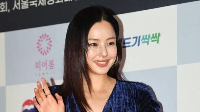 둘째 출산 이하늬 4개월만 복귀…완벽 드레스 자태