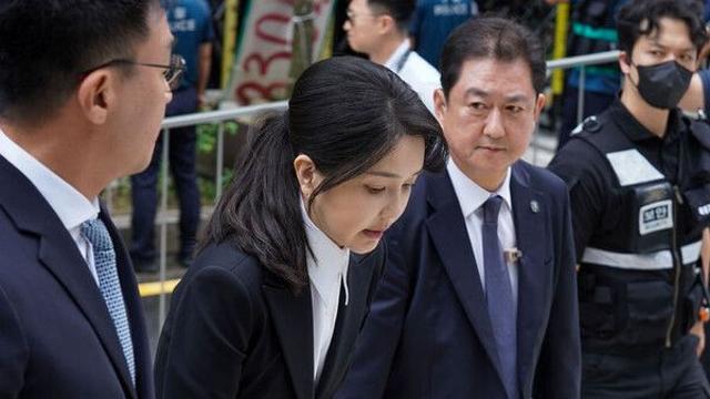 특검, 김건희 추가 소환…로저비비에 가방 수수·21그램 등 의혹 관련