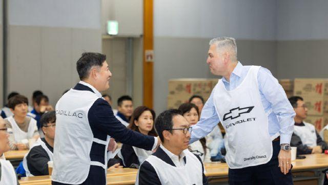 한국GM, 취약계층에 '사랑의 선물상자' 400개 전달