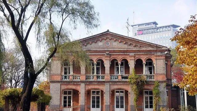 3개국 특징이 잘보이는 영프독 대사관