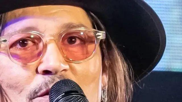 조니뎁이 일본 행사서 낀 이상한 반지의 정체,,