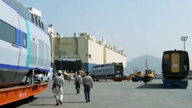 1998년의 마산항 and 2025년의 마산항 