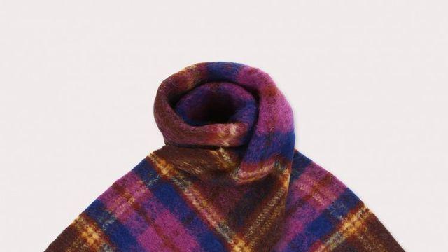 최근 비비안 웨스트우드에서 출시한 타탄 체크 머플러