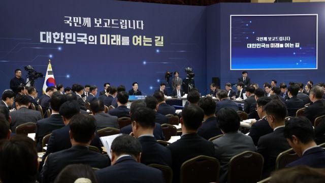 李 대통령, 첫 업무보고서 책임·공정 인사 강조