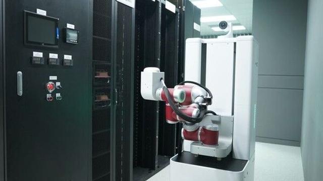 24시간 자율주행 로봇이 돌며 서버룸 관리…KT 목동 데이터센터 가보니