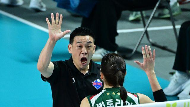 “웃어!” 코트에서 가장 많이 울려퍼지는 여오현 대행의 말, 외인들도 알아듣는 한마디가 상승세의 원동력