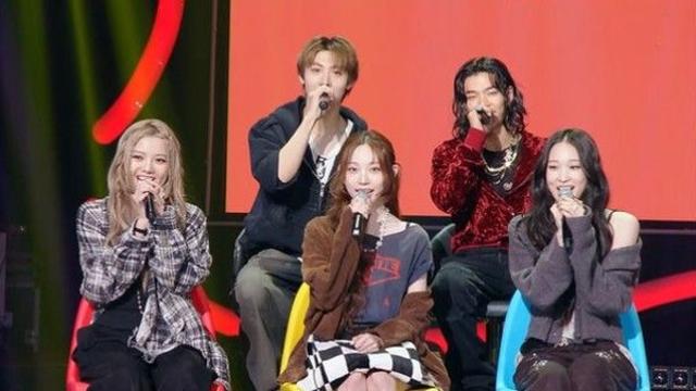 '더 시즌즈-10CM의 쓰담쓰담' 12일 출연진 라인업 공개