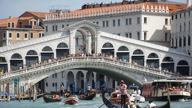 절도범 도주 보트에 '쿵'…베네치아 명소 리알토 다리 손상