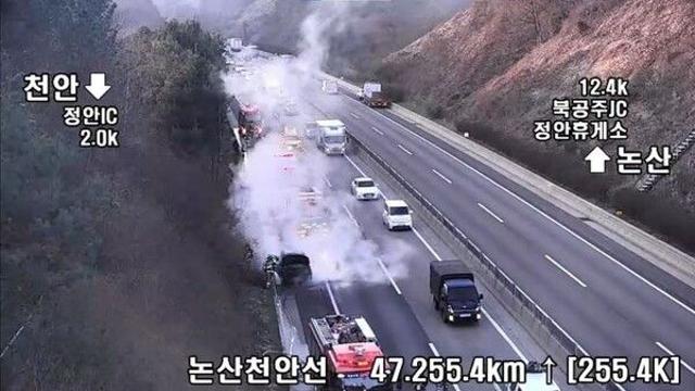 천안논산고속도로 달리던 SUV 불→전소…인명피해 없어