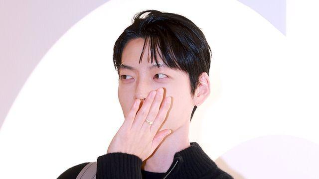 [NC포토] '다음 주 결혼' 김우빈, 난데없는 반지 자랑?