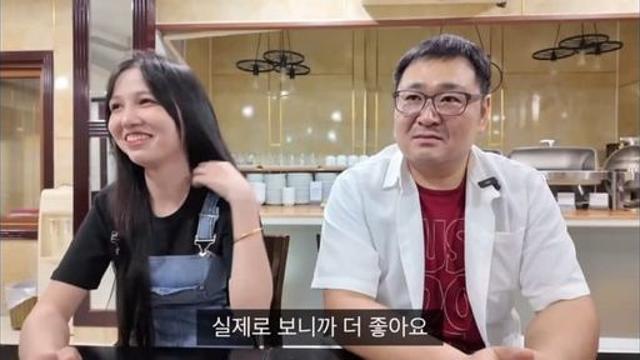 아름다운 베트남 신부를 위해 선물보따리를 준비해온 신랑.