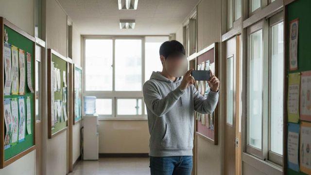 초등학교 복도서 교실 촬영하던 남자... 잡고 보니 중국인 (제주)