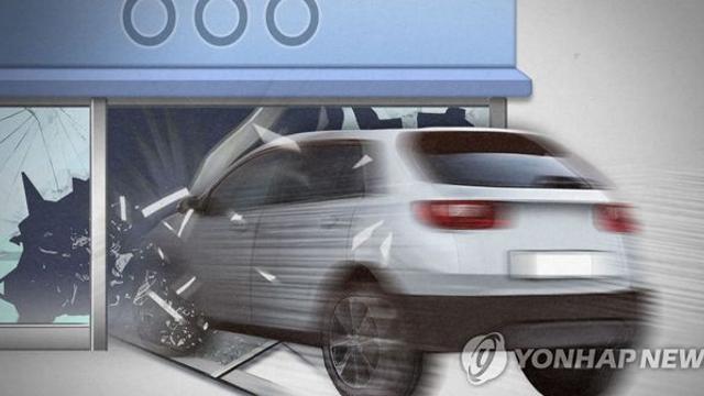 양산서 SUV가 휴대폰 대리점·카페 돌진…1명 경상