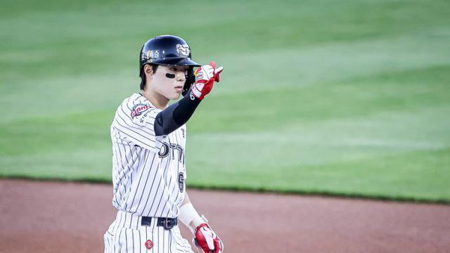 야구팬이 뽑은 인기선수상 수상...한태양, 2026년 롯데 도약 키플레이어 [IS 피플]