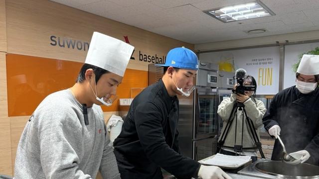 요리사 안현민·잔망루피 차명석 단장...1200만 관중 시대, 팬 서비스 '뉴노멀'