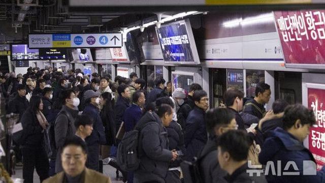 서울지하철 파업 철회…노사 17시간 협상 끝 '극적 타결'(종합2보)