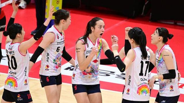 정관장, 페퍼 6연패 몰아넣고 반등 시동…OK저축은행은 '홈 4연승'(종합)