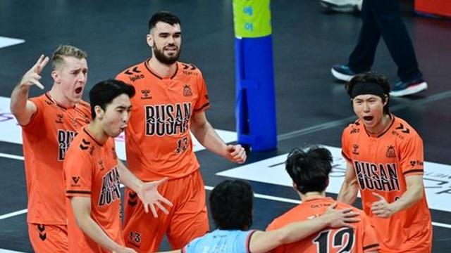 프로배구 OK저축은행, 선두 대한항공의 11연승 저지