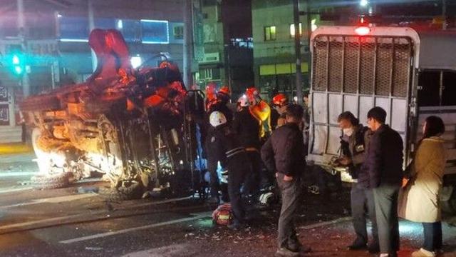 무안 목포대학교 앞 도로서 7중 추돌…2명 중상·1명 경상