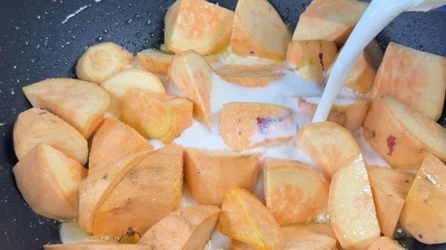 고구마는 절대 그냥 먹지 마세요...우유를 부으면 놀라운 일 벌어집니다