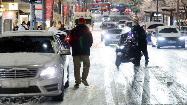 전국 눈비 예보…서울 최대 5㎝ 폭설, ‘빙판길’ 주의보[오늘날씨]