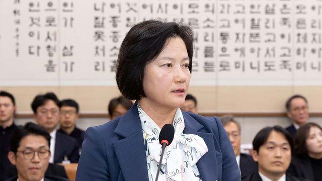 좌천된 정유미 검사장이 “저는 잠시 남을래요”라며 올린 글