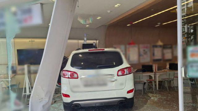 카페 돌진한 SUV..60대 '운전 부주의'