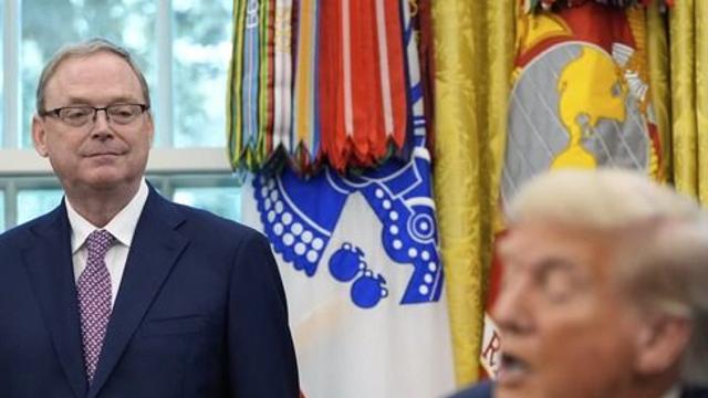 트럼프 “차기 연준 의장에 ‘케빈 워시·케빈 해싯’ 염두···금리 내려야”