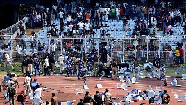인도 투어 나선 축구스타 메시…경기장 조기 퇴장에 팬들 난동