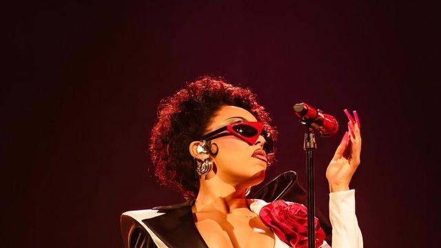 관능적 에너지 뿜어낸 도자 캣…대담한 퍼포먼스에 손가락 하트