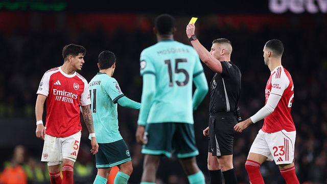 [PL ISSUE] ‘십년감수’ 황희찬 프로 커리어 첫 퇴장 나올 뻔...깊은 태클→VAR 판독 후 경고