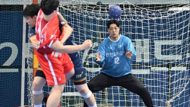 'GK 안준기 철벽방어' 인천도시공사. 무패의 SK호크스 꺾고 선두 도약