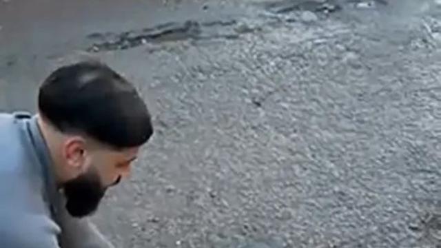 구운 빵으로 도로 메워 화제