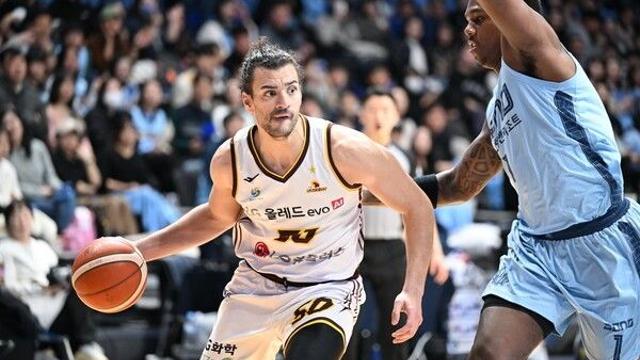 ‘마레이 23점 21리바운드 10어시스트 트리플더블’ LG, 소노 꺾고 선두 질주