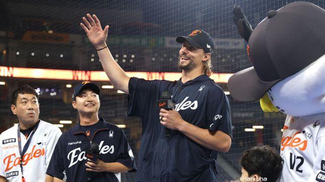 “연락 안 되면 죽을 줄 알아!” 와이스가 한화 김지환 통역에게 전한 마지막 인사