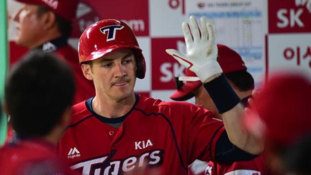 KIA 4번타자 출신 브렛 필의 도전, 일본도 걱정이 많다…