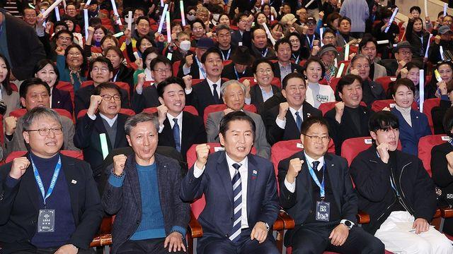 민주, 尹탄핵 1년날 70년만의 당원의날 행사…