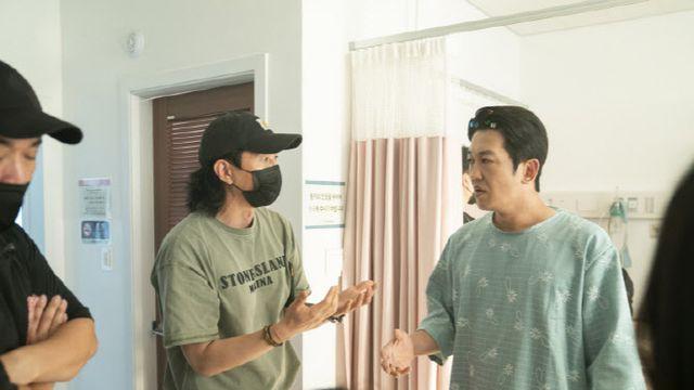 '정보원' 허성태, 머리핀 꽂고 카메라 앞 집중...비하인드 스틸 공개