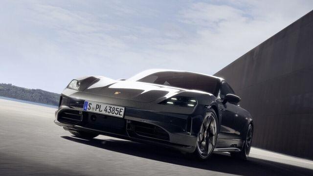 포르쉐가 만든 ‘블랙의 정점’! 타이칸 블랙 에디션, 드디어 도로 위에 선다