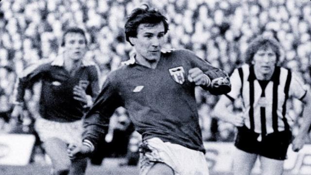 ‘데뷔 50주년 기념일에 세상 떠난 전설’에게 선덜랜드가 바친 ‘라이벌전 승리’